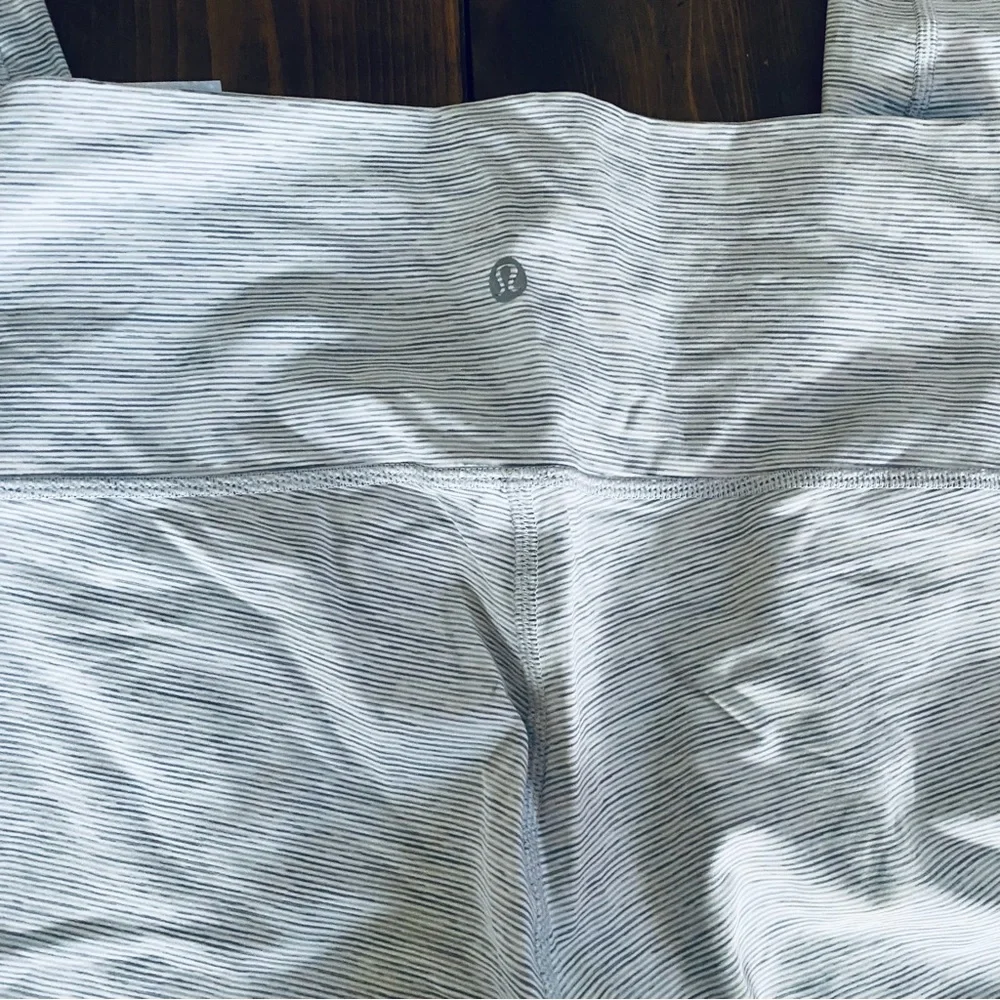 Lululemon Like New light gray striped cropped leggings